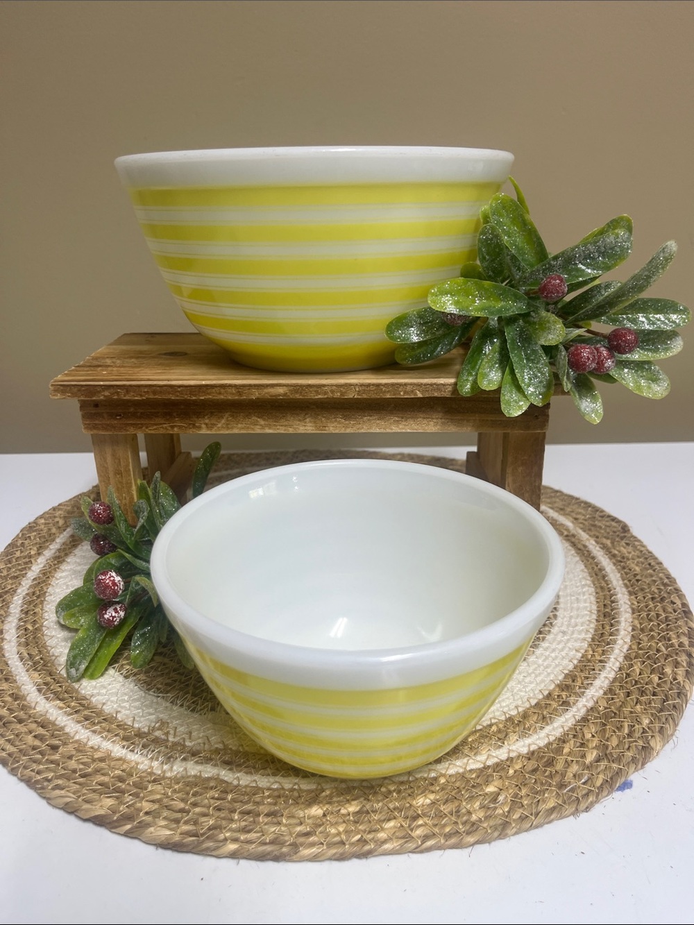 Pyrex 2 pc Yellow Stripe nesting bowls 1.5 pt & 1.5 qt in good condition